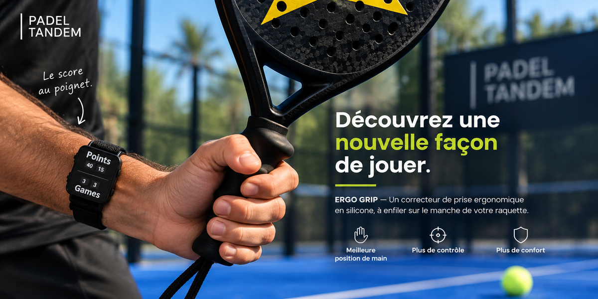 Joueur de padel tenant une raquette équipée de l'Ergo Grip, le compteur de score au poignet. Découvrez une nouvelle façon de jouer. ERGO GRIP : un correcteur de prise ergonomique en silicone, à enfiler sur le manche de votre raquette. Meilleure position de main, plus de contrôle, plus de confort.