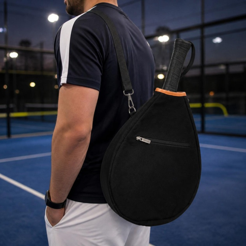 Housse de tête noire portée à l'épaule sur un terrain de padel (mise en scène générée par IA)