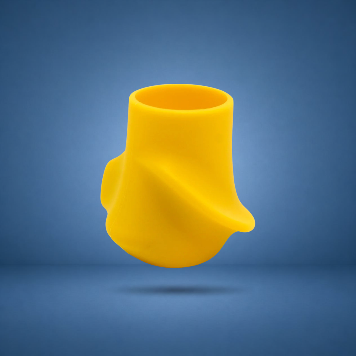 Ergo Grip jaune, visuel studio sur fond bleu terrain