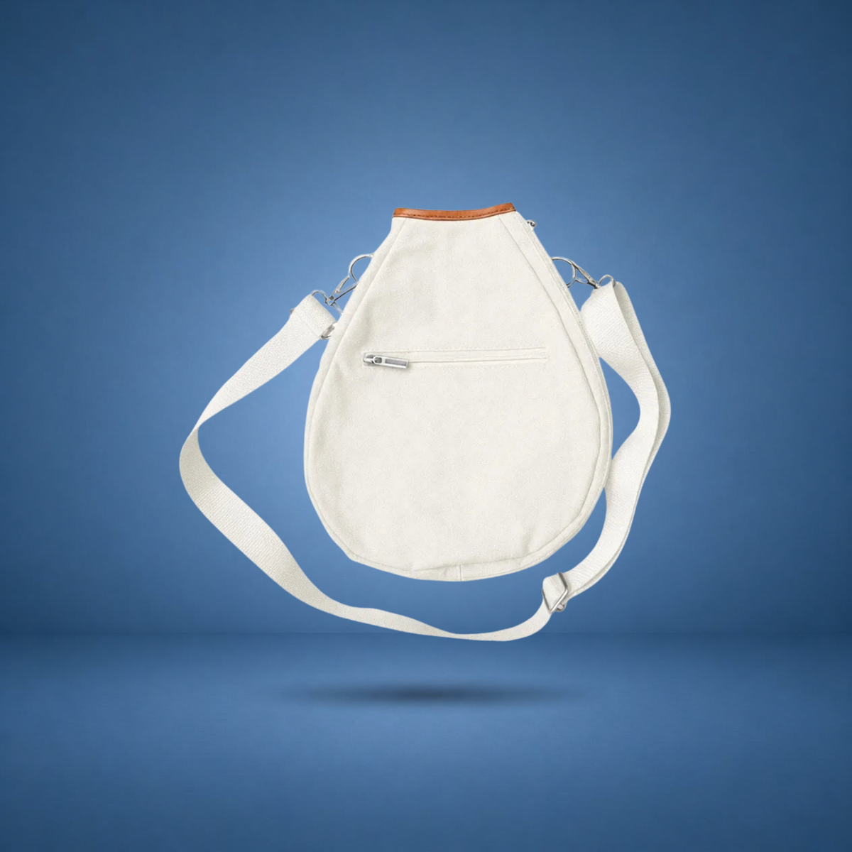 Housse de tête de raquette blanche, visuel studio sur fond bleu terrain