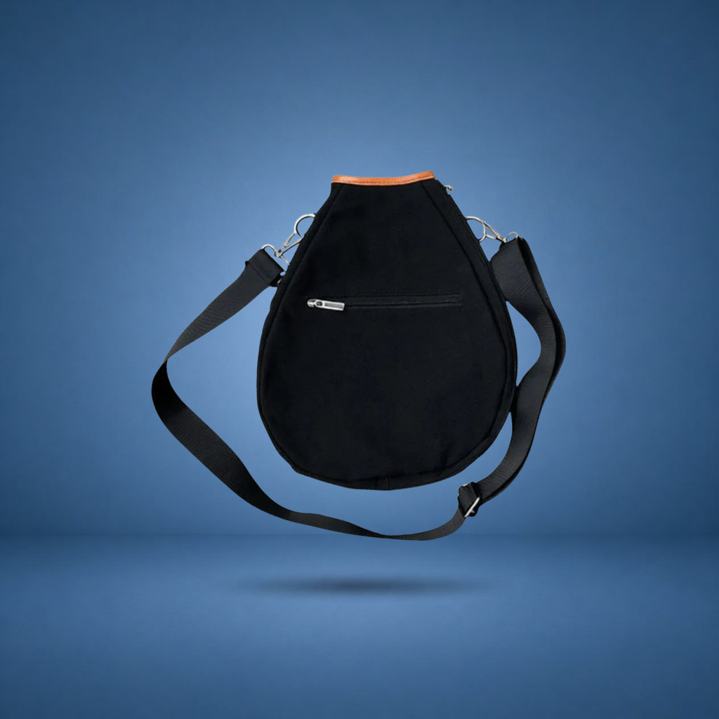 Housse de tête de raquette noire, visuel studio sur fond bleu terrain