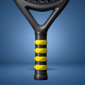 Anneaux de prise texturés jaunes installés sur le manche d'une raquette de padel, sur fond bleu terrain (mise en scène générée par IA)