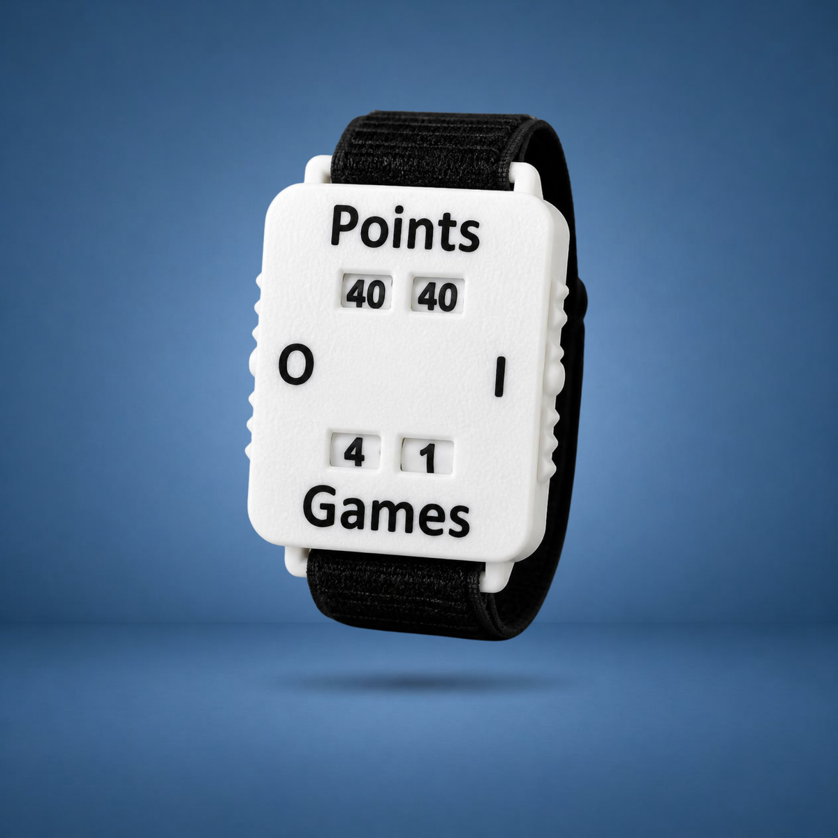 Compteur de score mécanique blanc « Points / Games » avec bracelet noir, visuel studio sur fond bleu terrain (généré par IA)