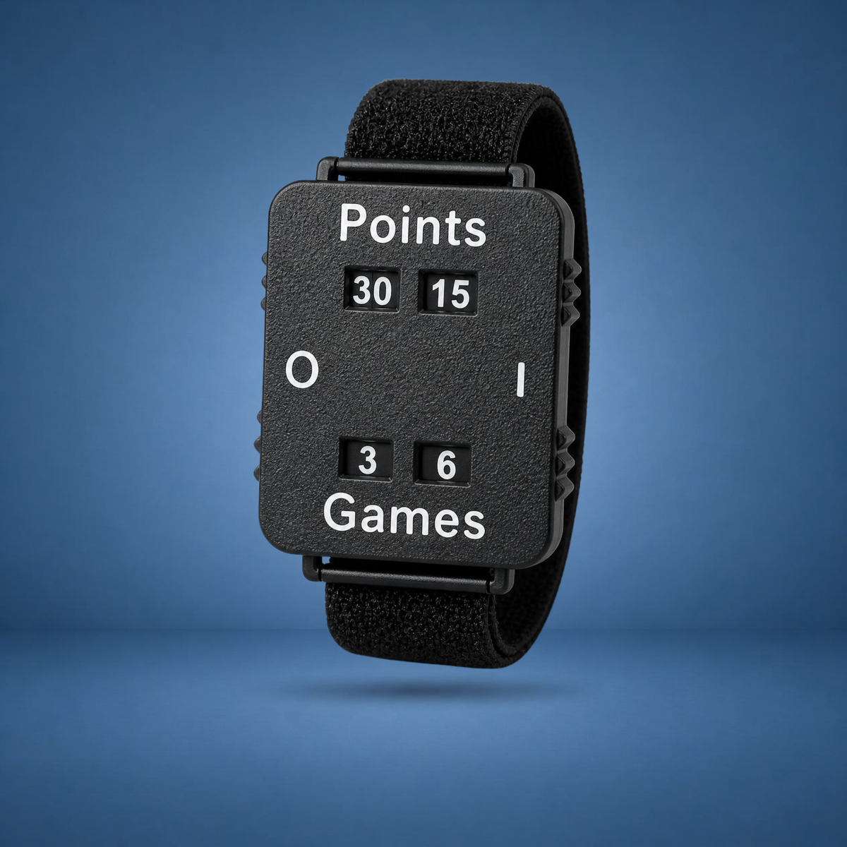 Compteur de score mécanique noir « Points / Games » avec bracelet, visuel studio sur fond bleu terrain (généré par IA)
