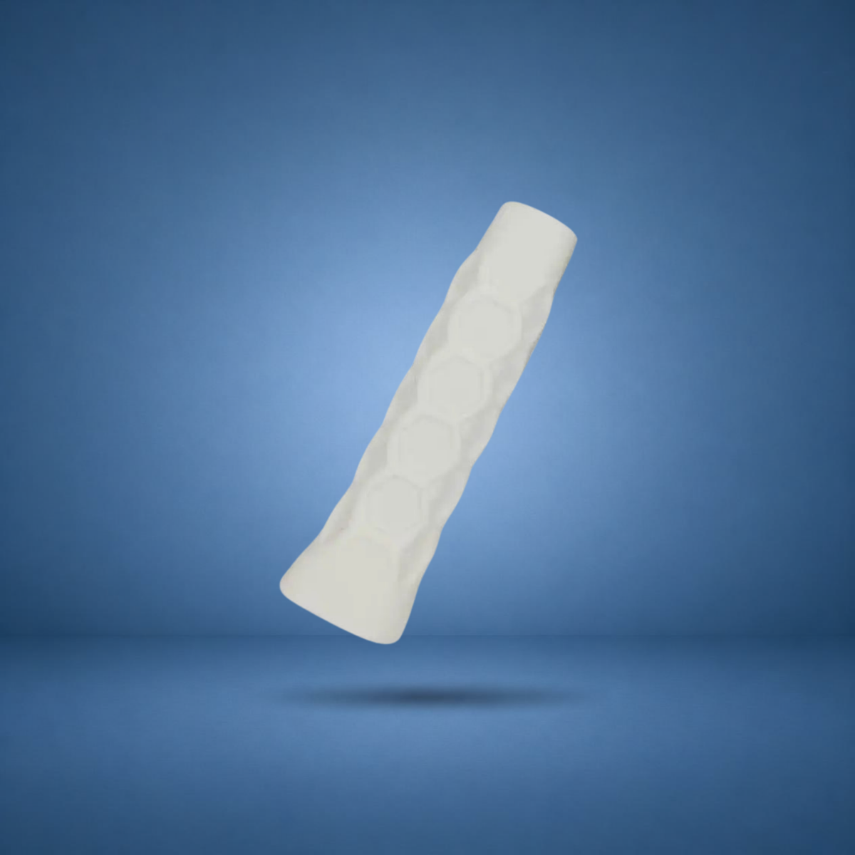 Manchon de grip en silicone blanc, visuel studio sur fond bleu terrain