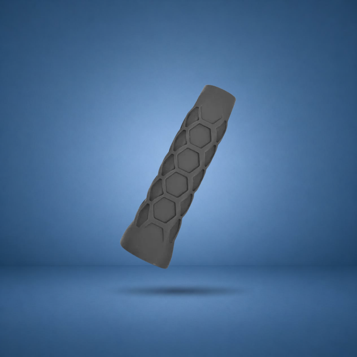 Manchon de grip en silicone gris, visuel studio sur fond bleu terrain